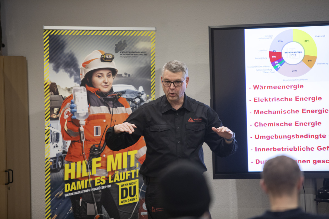 Jörg Baranek erläutert die Grundlagen des Brandschutzes während einer Schulung.